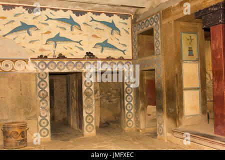 Der Palast von Knossos war das zeremonielle und politische Zentrum der minoischen Zivilisation und Kultur. Hier ist die Königin megaron mit Dolphin Fresken. Stockfoto