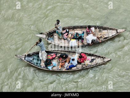 Ruderboote am Fluss Buriganga, Dhaka, Bangladesch Stockfoto