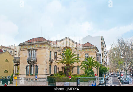 Lissabon, Portugal - 2. Mai 2012: Die malerischen Kolonialstil Herrenhaus mit den kleinen Garten vor der Fassade, am 2. Mai in Lissabon. Stockfoto