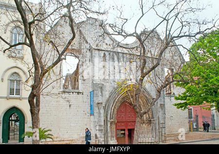 Lissabon, PORTUGAL - 2. Mai 2012: Die Ruinen des Carmo Kloster und Kirche, die beschädigt wurden, während des Erdbebens in Stadt, heute es beherbergt das A Stockfoto