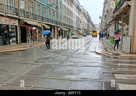 Lissabon, Portugal - Mai 2, 2012: der Regen in der Altstadt, den nassen aurea Straße, in pombanile Innenstadt, jetzt ist fast leer wegen dem Wetter Stockfoto