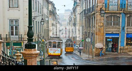Lissabon, PORTUGAL - 2. Mai 2012: Das neblig und regnerisch Wetter in Stadt, fahren die gelben Straßenbahnen entlang der Conceicao Straße entlang den nassen Bauten am 2. Mai Stockfoto