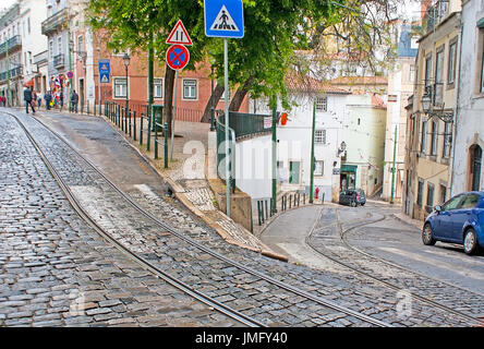 Lissabon, Portugal - 2. Mai 2012: die Straßenbahn auf dem hügeligen Gebiet der Altstadt, Sao Tome Straße im Stadtteil Alfama ist der Teil der touristischen Route mit Stockfoto