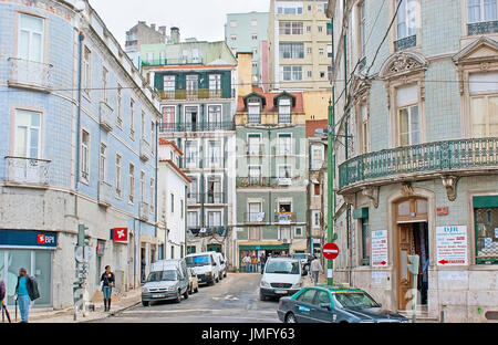 Lissabon, Portugal - 2. Mai 2012: Die multikulturelle und multinationale intendente Nachbarschaft ist in einigen schäbigen Zustand, ist aber immer noch für interessante Stockfoto