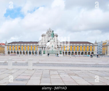 Lissabon, PORTUGAL - 2. Mai 2012: Das Ensemble der Praça Comercio (Commerce Square), auch bekannt als Torreiro Paco mit dem Denkmal König Joze ich ich Stockfoto