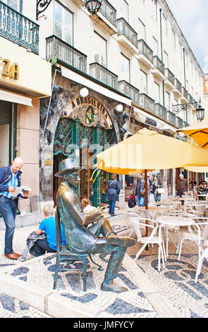 Lissabon, PORTUGAL - 2. Mai 2012: Die Bronzestatue des Dichters Fernando Pessoa auf der legendären Cafe A Brasileira in Garrett Straße von Chiado nei Stockfoto