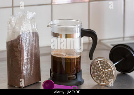 Frisch gebrühter Kaffee French Press am Küchentisch mit Kaffeesatz in Plastiktüte daneben Model-Release: Nr.  Property-Release: Nr. Stockfoto