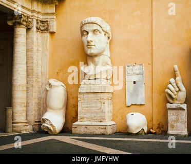 Rom, Italien.  Das Capitoline Museum. Hof des Palazzo dei Conservatori.  Stücke von der Kolossalstatue des Kaisers Constantine.   Die Histo Stockfoto