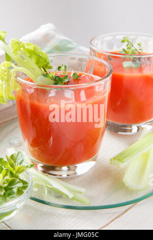 Zwei Gläser frischer Tomatensaft mit Thymian und Sellerie. Stockfoto