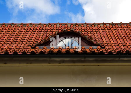 Detail der roten Ziegeldach mit Garret Fenster in Prag Stockfoto