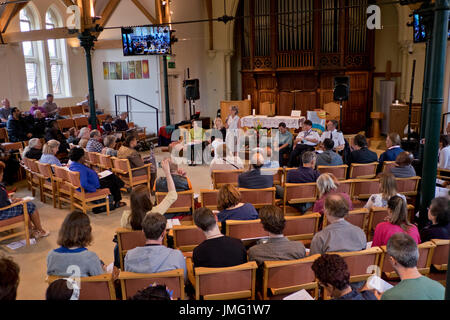 Elizabeth Campbell, der Führer von Kensington und Chelsea Rates reden in öffentlichen Sitzung der Anwohner in Notting Hill Methodist Church in der Nähe der Brandkatastrophe in der Grenfell Tower in London, England, UK Stockfoto