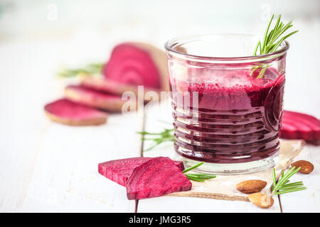 Detox Smoothie gemacht frische rote Bete oder rote Beete in einem Glas auf weißem Holz Hintergrund - gesunde Lebensweise Vegetarier-Energy-drink Stockfoto