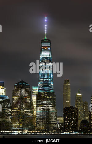 One World Trade Center Zentrum beleuchtet bei Nacht mit Gebäuden unter New York Stockfoto