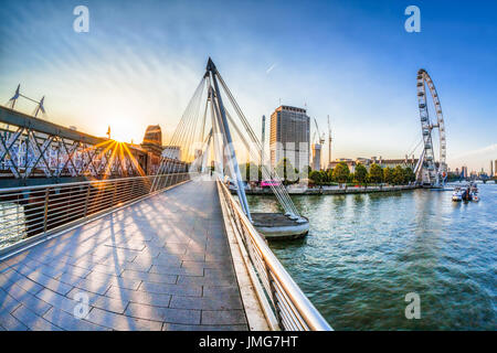 Golden Jubilee Bridge gegen Sonnenaufgang in London, England, UK Stockfoto