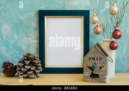 Blaue und goldene Rahmen mock-up, Weihnachten, Neujahr, Tannenzapfen, bunten Kugeln, Kerzenständer mit Engelsfigur, Raum für Zitate, Text, Grafik Stockfoto