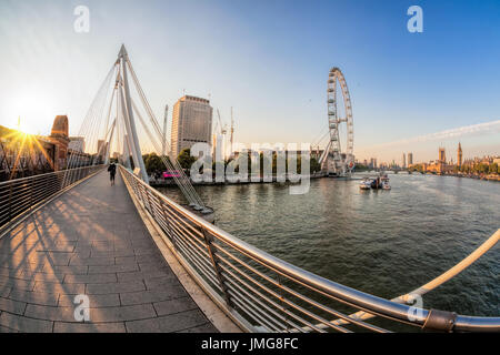 Golden Jubilee Bridge gegen Sonnenaufgang in London, England, UK Stockfoto