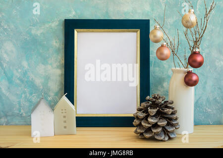 Blaue und goldene Rahmen mock-up, Weihnachten, Neujahr, Tannenzapfen, bunten Kugeln, Haus Kerzen, Platz für Zitate, Text, Grafik, stilvolle Stockfoto