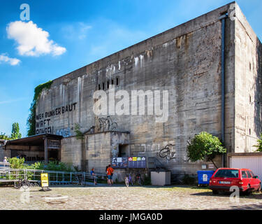 Berlin, Mitte.The Berlin Geschichte Museum im zweiten Weltkrieg Luftschutzbunker ist eine beliebte Touristenattraktion mit Ausstellungen, basierend auf historischen Ereignissen. Stockfoto