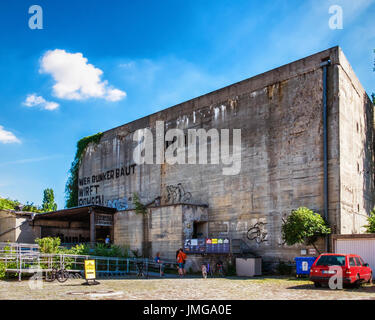 Berlin, Mitte.The Berlin Geschichte Museum im zweiten Weltkrieg Luftschutzbunker ist eine beliebte Touristenattraktion mit Ausstellungen, basierend auf historischen Ereignissen. Stockfoto