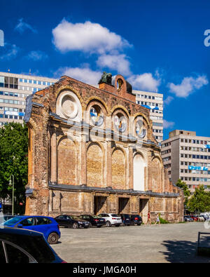 . Berlin,Mitte.Old Anhalter Bahnhof S-Bahn Station mit Blick auf Askanischer Platz.Remnant der historischen Backstein Bahnhofsgebäude Stockfoto