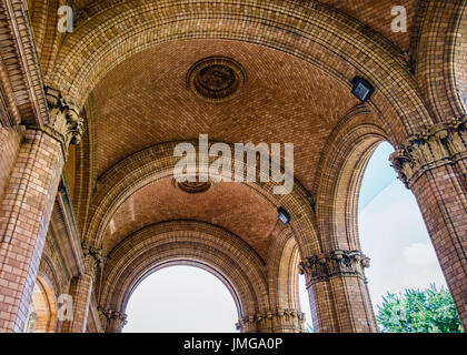 . Berlin,Mitte.Old Anhalter Bahnhof S-Bahn Station mit Blick auf Askanischer Platz.Remnant der historischen Backstein Bahnhofsgebäude Stockfoto