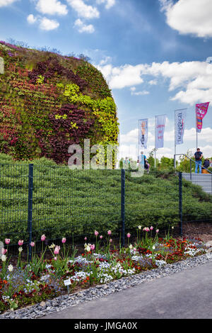 Berlin, Marzahn. Gärten der Welt Botanischer Garten, Gärten der Welt.IGA 2017 internationale Blume zeigen Eingang. Dach und Wand Pflanzen Stockfoto
