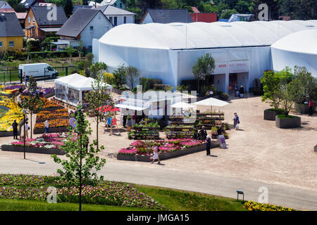 Berlin, Marzahn. Gärten der Welt Botanischer Garten, Gärten der Welt, IGA 2017 Blumenhalle und Blumenschmuck, Blick vom neuen Kabel Weg Stockfoto