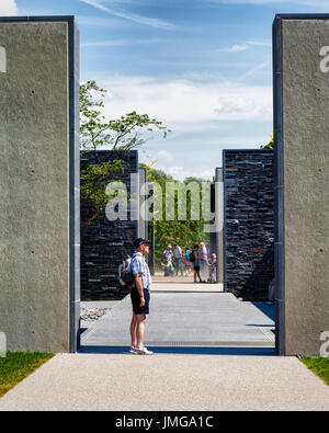 Berlin, Marzahn. Gärten der Welt Botanischer Garten, Gärten der Welt, Promenade Aqautica Wasser Gärten und senior ältere männliche Besucher Stockfoto