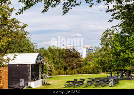 Berlin, Marzahn. Gärten der Welt Botanischer Garten, Gärten der Welt. Outdoor-Entertainment-Bereich mit überdachten Bühne und Sitzgelegenheiten Stockfoto