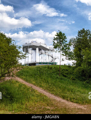 Berlin, Marzahn. Gärten der Welt Botanischer Garten, neue 'Wolkenhain' Aussichtsplattform auf Kienberg Hügel gebaut, für die IGA 2017 Stockfoto