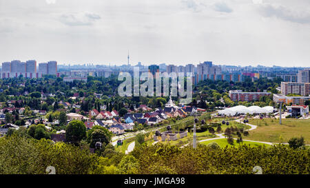 Berlin, Marzahn. Gärten der Welt Botanischer Garten, der Welt.View von Marzahn von neuen 'Wolkenhain' Aussichtsplattform auf Kienberg Hügel gebaut Stockfoto
