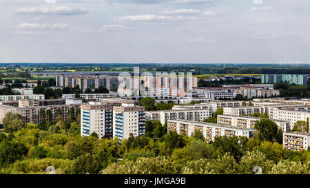 Berlin, Marzahn. Gärten der Welt Botanischer Garten, der Welt.View von Marzahn von neuen 'Wolkenhain' Aussichtsplattform auf Kienberg Hügel gebaut Stockfoto