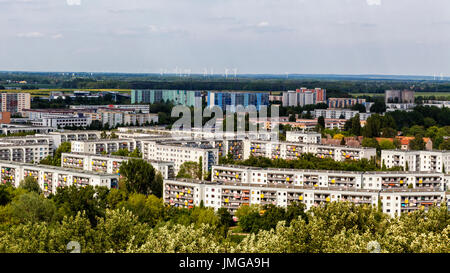 Berlin, Marzahn. Gärten der Welt Botanischer Garten, der Welt.View von Marzahn von neuen 'Wolkenhain' Aussichtsplattform auf Kienberg Hügel gebaut Stockfoto