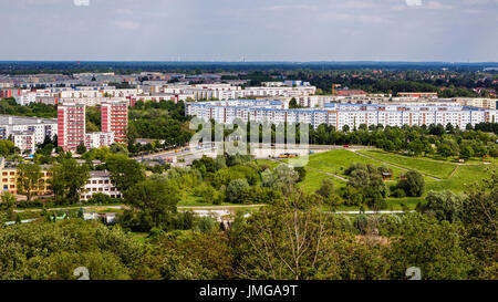 Berlin, Marzahn. Gärten der Welt Botanischer Garten, der Welt.View von Marzahn von neuen 'Wolkenhain' Aussichtsplattform auf Kienberg Hügel gebaut Stockfoto