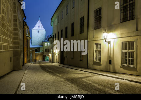 Europa, Tschechische Republik, Tschechien, Prag, Praha, Altstadt, UNESCO, Prager Burg, Prazsky Hrad & Black Tower, Cerna Vez im Winter unter dem Deckmantel der Schnee Stockfoto