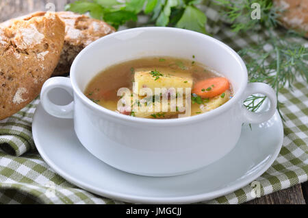 Österreichische klare Brühe mit gesalzener schwamm Mischung, so genannte choeberl", machte der gebackenen Eiern und Butter mit Schinken oder Speck Stockfoto