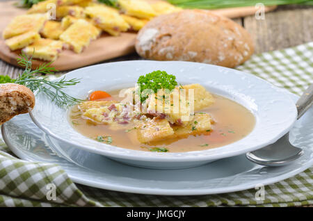 Österreichische klare Brühe mit gesalzener schwamm Mischung, so genannte choeberl", machte der gebackenen Eiern und Butter mit Schinken oder Speck Stockfoto