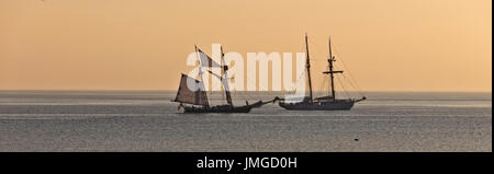 Zwei große Yachten ankern in St Mary's Sound, Abendlicht, Isles of Scilly, Cornwall, England, UK. Stockfoto