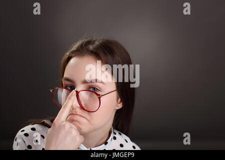 Verrücktes Mädchen mit Brille, isoliert Portraitstudio Schuss Stockfoto