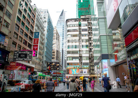 Menschen sind Fuß um die Peking-Straße in Tsim Sha Tsui, Kowloon, Hong Kong Stockfoto