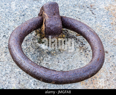 Rostige Anlegestelle Ring zum binden Schiffe oder Boote auf dem Kai abgeleitete Dange, Klaipeda Stockfoto