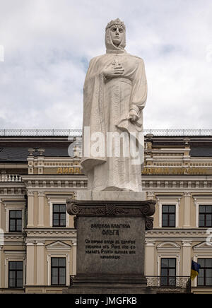 KIEW, UKRAINE - 11. JUNI 2016: Denkmal der Prinzessin Olga auf dem Michaelsplatz Stockfoto