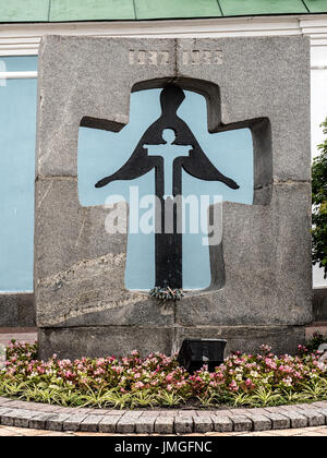 KIEW, UKRAINE - 11. JUNI 2016: Gedenkstätte zum Gedenken an Holodomor (große Hungersnot) in der Nähe des Klosters St. Michael mit der Goldenen Kuppel in Kiew, Ukraine Stockfoto