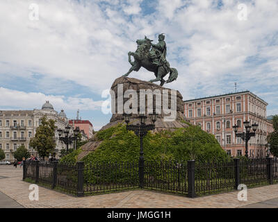 KIEW, UKRAINE - 11. JUNI 2016: Bohdan-Khmelnyzky-Denkmal auf dem Sophia-Platz Stockfoto