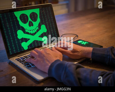 Person setzt auf smart Phone mit einem Computer Virus. Stockfoto