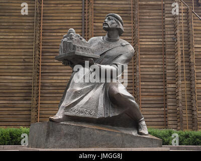 KIEW, UKRAINE - 11. JUNI 2016: Statue von Jaroslaw dem Weisen neben dem Goldenen Tor von Kiew Stockfoto