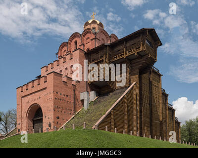 KIEW, UKRAINE - 11. JUNI 2016: Außenansicht des Goldenen Tores von Kiew (Zoloti Vorata) Stockfoto