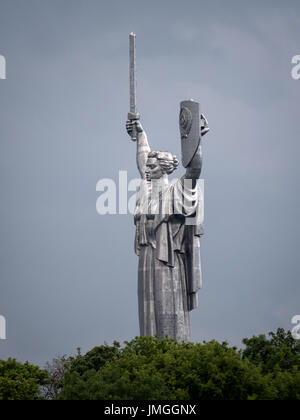 KIEW, UKRAINE - 11. JUNI 2016: Das Vaterlandsdenkmal, das der Sieg der Sowjetunion über das Nazi-Deutschland im Jahr WW2 darstellt Stockfoto