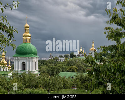 KIEW, UKRAINE - 11. JUNI 2016: Blick auf die Klosteranlage Pechersk Lavra Stockfoto