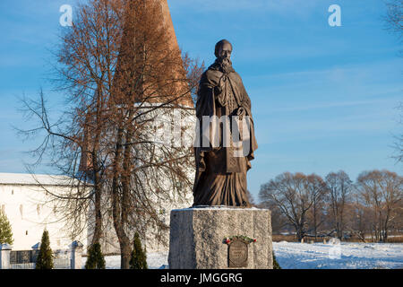 Ein Denkmal an den Gründer des Joseph von Wolokolamsk Kloster St. Joseph von Wolokolamsk. Am Eingang zum Kloster im Sommer o installiert Stockfoto